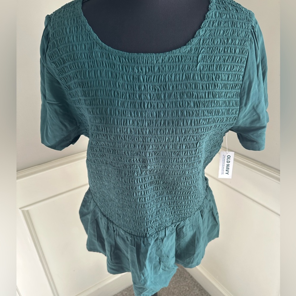 NWT Old Navy Smocked Peplum Short Sleeve Top Size L